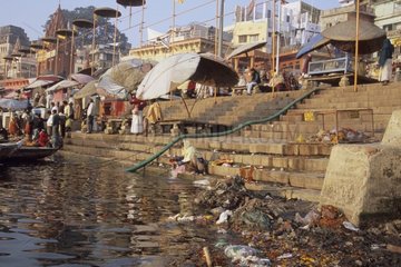 Verschmutzung der Banken des Ganges Indien