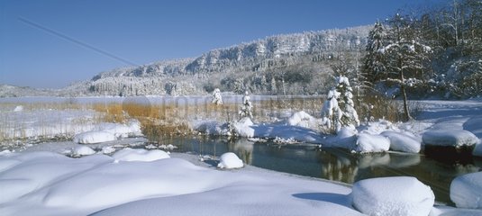 Lac d'Ilay sous la neige Jura France