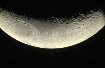 Premier croissant de lune au télescope