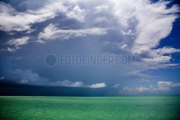 Wolken und Himmel des Gewitters am karibischen Meer Mexiko