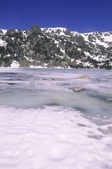 Spanische Pyrenäen unter Eis im Winter