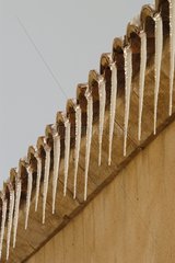 Gelstalaktiten an einer Provence -Dachgrenze