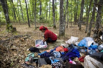 Junge Zigeunerfrau  die Wäsche in ihrem Camp Bulgarien waschen