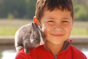 Enfant avec son lapin sur l'épaule