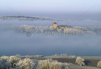 Château du Pin umgeben von Jura France Nebel