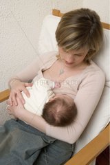 Jeune femme donnant le sein à son bébé