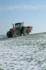 Distribution d'engrais sur céréales à la fin de l' hiver