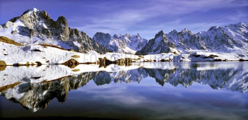 Der See der Cheserie und die feste Masse des Mount Blanc France