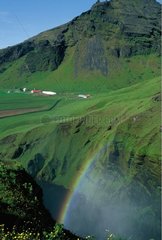 Arc-en-ciel au pied des montagnes de basalte Islande