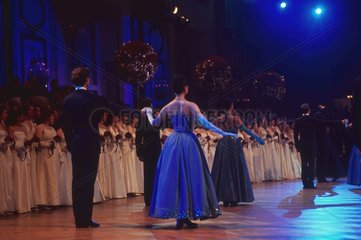 Couples de danseur au bal de l'opéra de Vienne