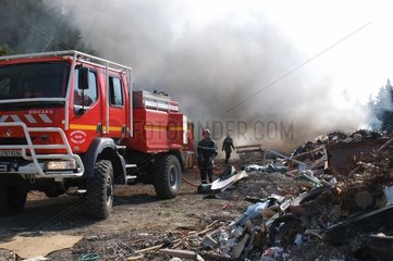 Pompiers intervenant sur un feu dans une décharge sauvage