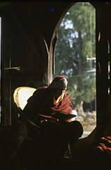 Buddhistischer MÃ¶nch Reading in einem Kloster Nyaungshwe Burma