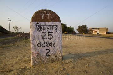 Porträt eines Kilometerschilds in der Nähe einer Straße Indien