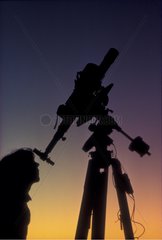 Observation du ciel à l'aide d'une lunette astronomique