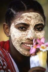 Femme maquillée pour protection solaire et soin de la peau