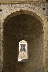 Fenster durch eine Öffnung Cluny Abbey Frankreich