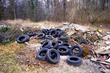 Décharge sauvage avec des pneus en France
