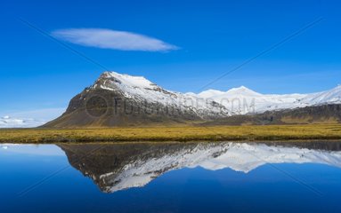 Mountains and reflection in glacial lake - Vatnajoekull Ismande