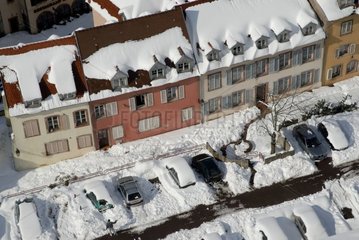 Dächer und Autos unter Schnee in Belfort Frankreich