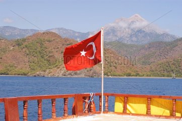 Drapeau Turc sur un bateau Méditerranée Turquie