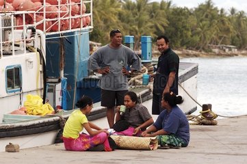 Polynésiens sur un quai Funafuti Tuvalu