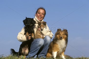 Femme et trois chiens de races différentes Allemagne