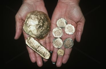 Gold doubloons and bar recovered from Las Maravillas