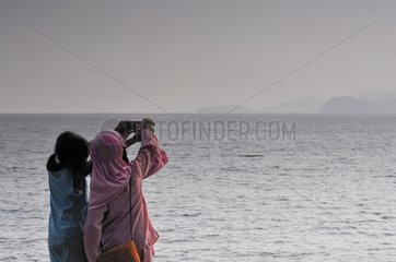 Mädchen  die eine ringförmige Sonnenfinsternis der Sonne Java Indonesien beobachten