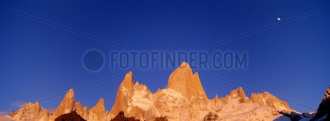 Mond über Cerro Fitz Roy Patagonia Argentinien