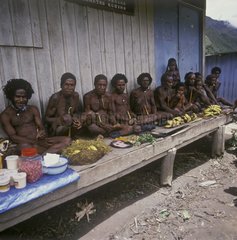 MÃ¤nner des Dani -Stammes mit dem Holim Indonesien trugen