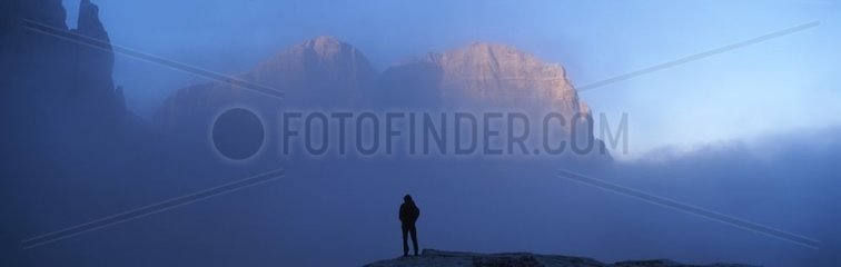 Silhouette eines Wanderers im Brenta Massiv Italien