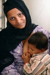 Fidèle copte à El Zeitoun  mère donnant le sein à son enfant