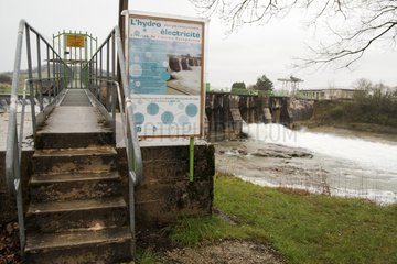 Hydroelektrikum am Ain River während einer Flut Frankreich