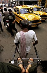 Rikscha und Taxis auf den StraÃŸen von Kalkutta India