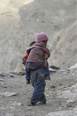 Bergkinder  die in ihr Heimat Indien zurückkehren