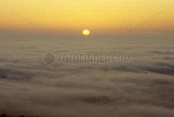 Coucher de soleil au-dessus du brouillard Jura France