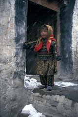 Schneefall an einem Kind vor der HaustÃ¼r Mustang Nepal