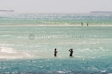 Baigneurs à la plage d'Ouvéa Iles Loyauté