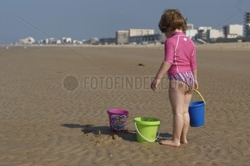 Junges Mädchen spielt auf einem Sandstrand Vendée Frankreich