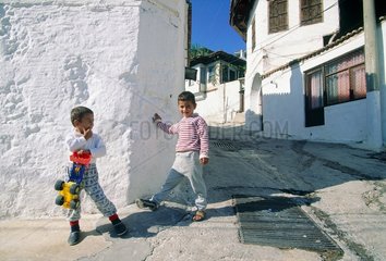 Enfants au coin d'une rue du village de Mugla
