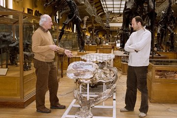 Forscher in einem Skelett eines Sarkosuchus Paris