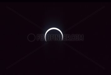 Sonne vom Nelle Mond während einer ringförmigen Sonnenfinsternis maskiert
