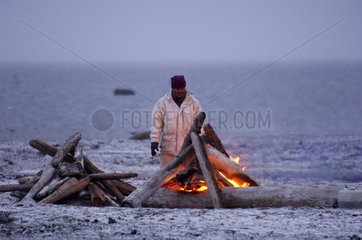 Lagerfeuer  um die Eisbären Spitzberg wegzuziehen