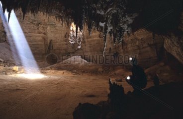 Lichtstrahl in der Höhle von Majlis Al Jinn