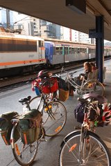 Voyageurs avec des bicyclettes attendant le train