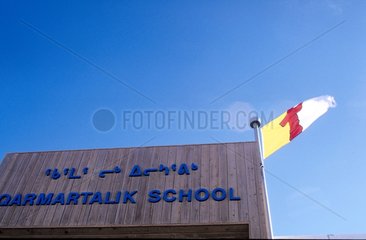 Ecole Inuit avec le drapeau Nunavut Village de Resolute Bay