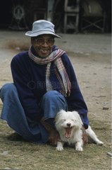 Hund gähnt neben einem Burma -Mann