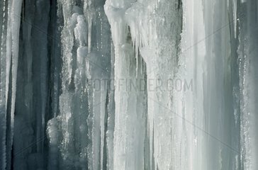 Cascade gelée dans la vallée de la Tarentaise Savoie France