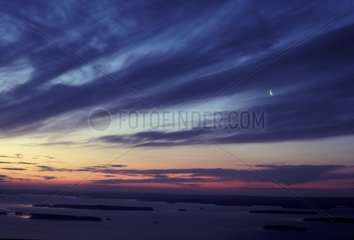 Mond und Sonnenaufgang am Lake Pielinen Finnland