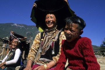 Yi Kind mit seiner Mutter und Großmutter Yunnan China